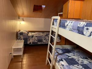 מיטה או מיטות בחדר ב-Discovering Apartments Abetone