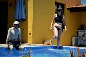 Un uomo e una donna in piedi in una piscina di Finca La Majadera a El Rosario