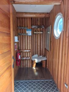 vistas interiores a una cabaña de madera con ventana en Cabañas Chaya Mapu en Puerto Aisén
