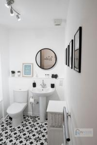 a bathroom with a sink and a toilet and a mirror at Modern City centre apartment WIFI Netflix in Nottingham