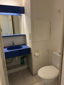 ein Badezimmer mit einem blauen Waschbecken und einem WC in der Unterkunft Cannes apartment with sea view and aircondition in Cannes