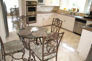 cocina con mesa y sillas en Shared Home en Inglewood