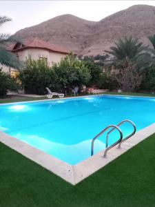 Bazén v ubytovaní Rimal Villas فلل الرمال alebo v jeho blízkosti