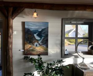 una pintura en la pared de una casa con ventana en Bjørnafjorden Hotell en Osøyro