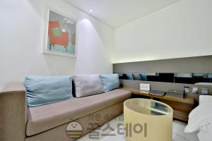 sala de estar con sofá y mesa en Golden Hotel Incheon, en Incheon