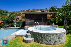 a hot tub in a yard next to a house at Casa Ignacita VV in Las Palmas de Gran Canaria