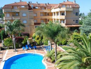 una vista aérea de un hotel con piscina y palmeras en Hotel Spa Bosque mar, en Reboredo