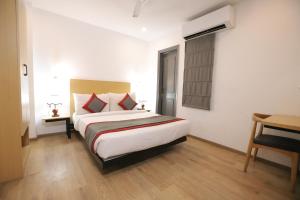 Postel nebo postele na pokoji v ubytování Hotel IP Residency East Delhi Preet Vihar Couple Freindly