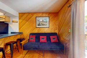 ein Wohnzimmer mit einem blauen Sofa und roten Kissen in der Unterkunft Mountain Memories in Gatlinburg