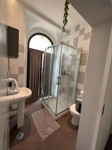 a bathroom with a shower and a toilet and a sink at Day Off Suite&Hostel in Setúbal