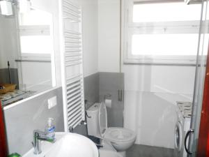 A bathroom at Deiva Holidays