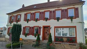 a house with red shutters on it at Urlaub mit Charme in der kleinsten Stadt der Pfalz. in Obermoschel