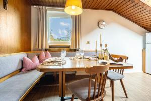 - une salle à manger avec une table et des chaises en bois dans l'établissement App Mountain Lanzmaria, à Sorafurcia