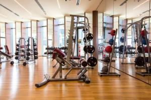 un gimnasio con varias cintas de correr y pesas en WORLD CLASS 3BR with full BURJ KHALIFA and FOUNTAIN VIEW, en Dubái