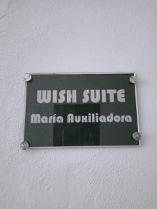 WISH SUITE MARIA AUXILIADORA DE SEVILLA في إشبيلية: علامة على جدار تنص على الرغبة في ركوب الأمواج marica antipolis