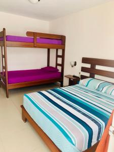1 dormitorio con 2 literas en una habitación en Casa del mar, en Tonsupa