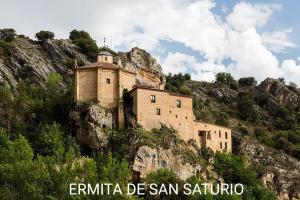 un edificio al lado de una montaña en Los Soportales en Soria
