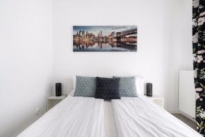 ein weißes Bett mit zwei Kissen darauf im Schlafzimmer in der Unterkunft Best Stay KRK in Krakau
