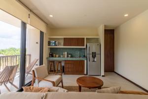 cocina y sala de estar con nevera y mesa en D101 Beautiful Loft Steps From The Beach - Punta Cocos, en Isla Holbox