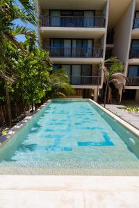 Bazén v ubytování Beautiful Loft Steps From The Beach in Punta Cocos - D101 nebo v jeho okolí