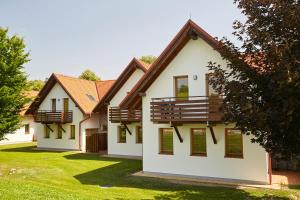 una casa con paredes blancas y techos marrones en Thermal Apartments Lendava en Lendava