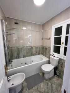 Koupelna v ubytování BRIGHT AND QUIET WINDSOR PARK APARTMENT + 18 fotografií