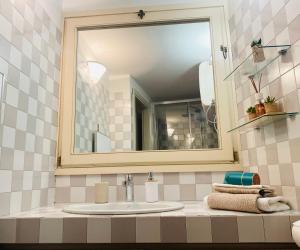 La salle de bains est pourvue d'un lavabo et d'un miroir. dans l'établissement Casa dolce Courmayeur cir0009, à Courmayeur