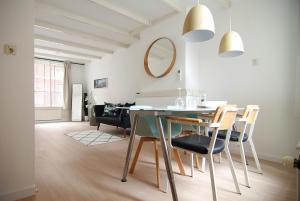 een eetkamer en een woonkamer met een tafel en stoelen bij Loft Leidsegracht in Amsterdam