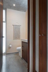 y baño con aseo y lavamanos. en Luxury Condo for 4 Casa Azul, en Tulum