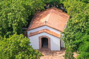 an overhead view of a small chapel surrounded by trees at Hotel Casa Hemingway in Juan Dolio