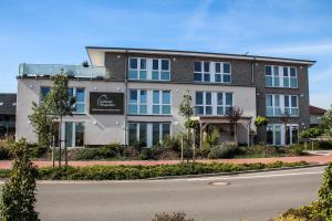 a building on the side of a road at Zuhause Woanders - Bleicherstraße in Wildeshausen