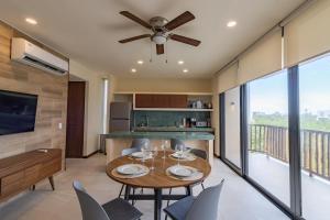 cocina y comedor con mesa y sillas en D201 Ocean View New 2 Bedroom Apartment - Punta Cocos, en Isla Holbox