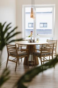 a dining room with a wooden table and chairs at Zuhause Woanders - Bleicherstraße in Wildeshausen