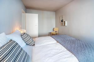 - une chambre avec un lit et deux oreillers dans l'établissement Strandkoje Wohnung 7, à Rettin