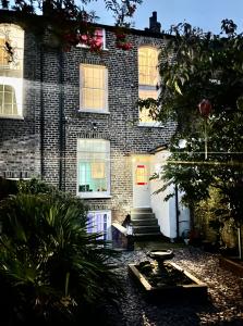 a brick house with a fountain in front of it at The Townhouse Central York in York