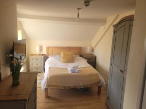 um quarto com uma cama e uma cómoda em Large 5 bed town-centre home close to the beach, sleeps 9 em Aberystwyth