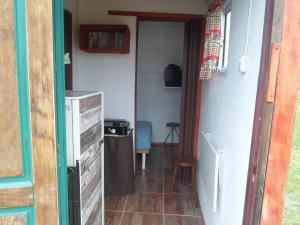 Una puerta que conduce a una habitación con cocina. en Complejo Miranieves para 2 personas en Miramar Costa Atlantica, en Miramar