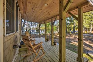 En balkong eller terrasse på Wild Goose Cottage on Little Lake Sunapee!