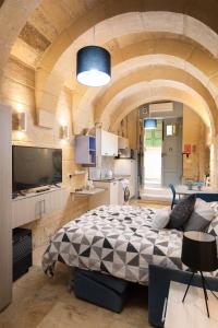 バレッタにあるMCC Suites Vallettaのベッドルーム1室(大型ベッド1台付)