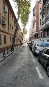 een straat met auto's aan de kant van de weg bij Apartamento Cristina in Madrid