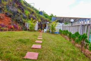 un jardín con escalones en la hierba en Paradise Point, en Ratnagiri