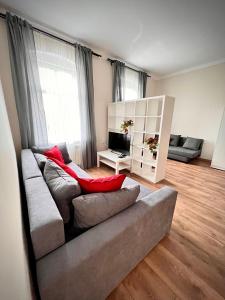 salon z kanapą i telewizorem w obiekcie Nocleg Opole Kopernik Apartament w mieście Opole