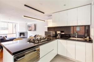 A cozinha ou cozinha compacta de Brand New - Prime Location For All Budgets - Executive & Luxury - BOG