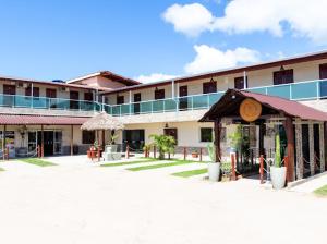 een groot gebouw met een gebouw met een gebouw bij Pousada Villa Goyá in São José da Coroa Grande