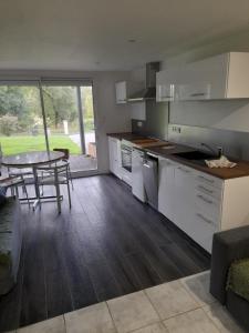 A kitchen or kitchenette at A 5 mns du Puy de Dôme avec Vue imprenable Studio rez de jardin 24m2 neuf à Laschamps