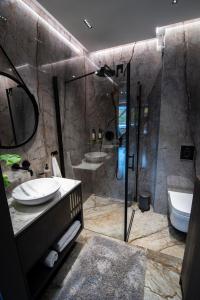een badkamer met een douche, een toilet en een wastafel bij SZKLARSKA VIEW Luxury Apartment Jacuzzi in Szklarska Poręba