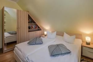 コルスヴァントにあるHaus-Inesのベッドルーム1室(白いベッド1台、枕2つ付)