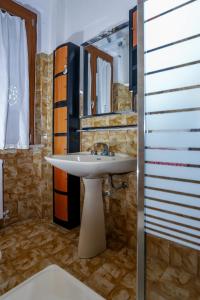 ein Bad mit einem Waschbecken und einem Spiegel in der Unterkunft Casa Sophie Affittacamere in Loreto