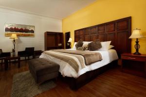 Pokój hotelowy z dużym łóżkiem i krzesłem w obiekcie Casa de Avila w mieście Arequipa