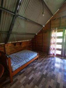 ein Schlafzimmer mit einem Bett in einem Zimmer in der Unterkunft La Yeguada - Forest Point Cabin in El Quije